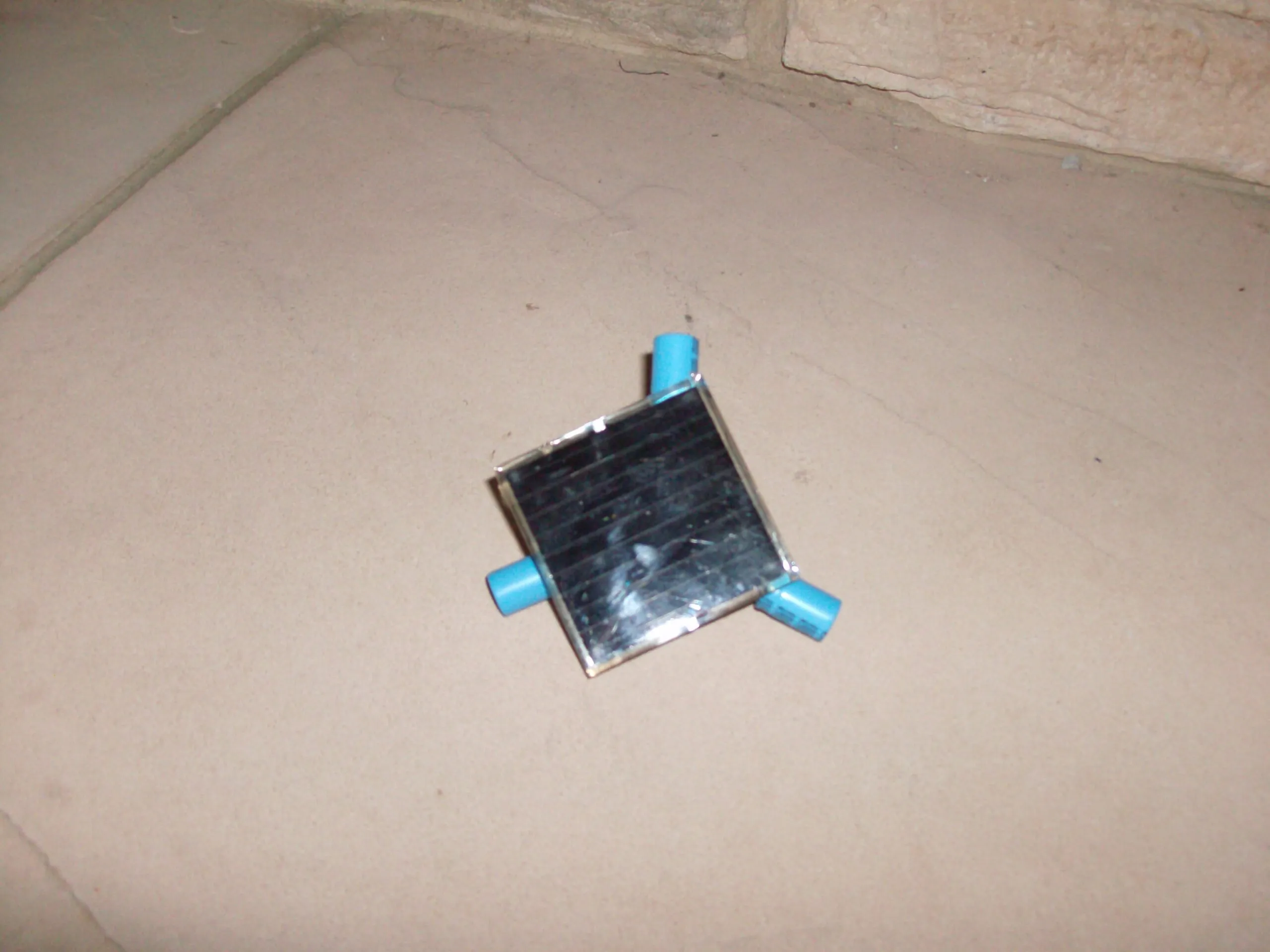 The Symet resting on capacitor-foot orientation 3