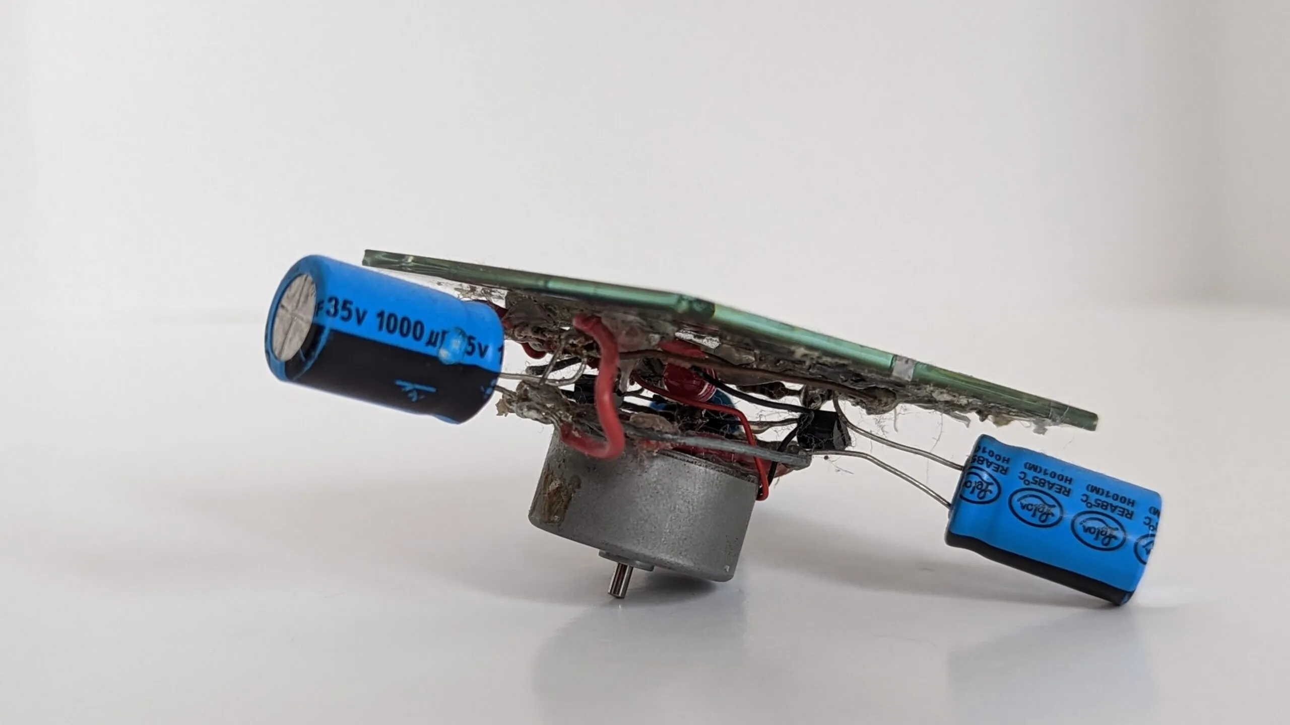 Side profile of the Symet: solar cell tilted over the central motor, capacitor feet fore and aft