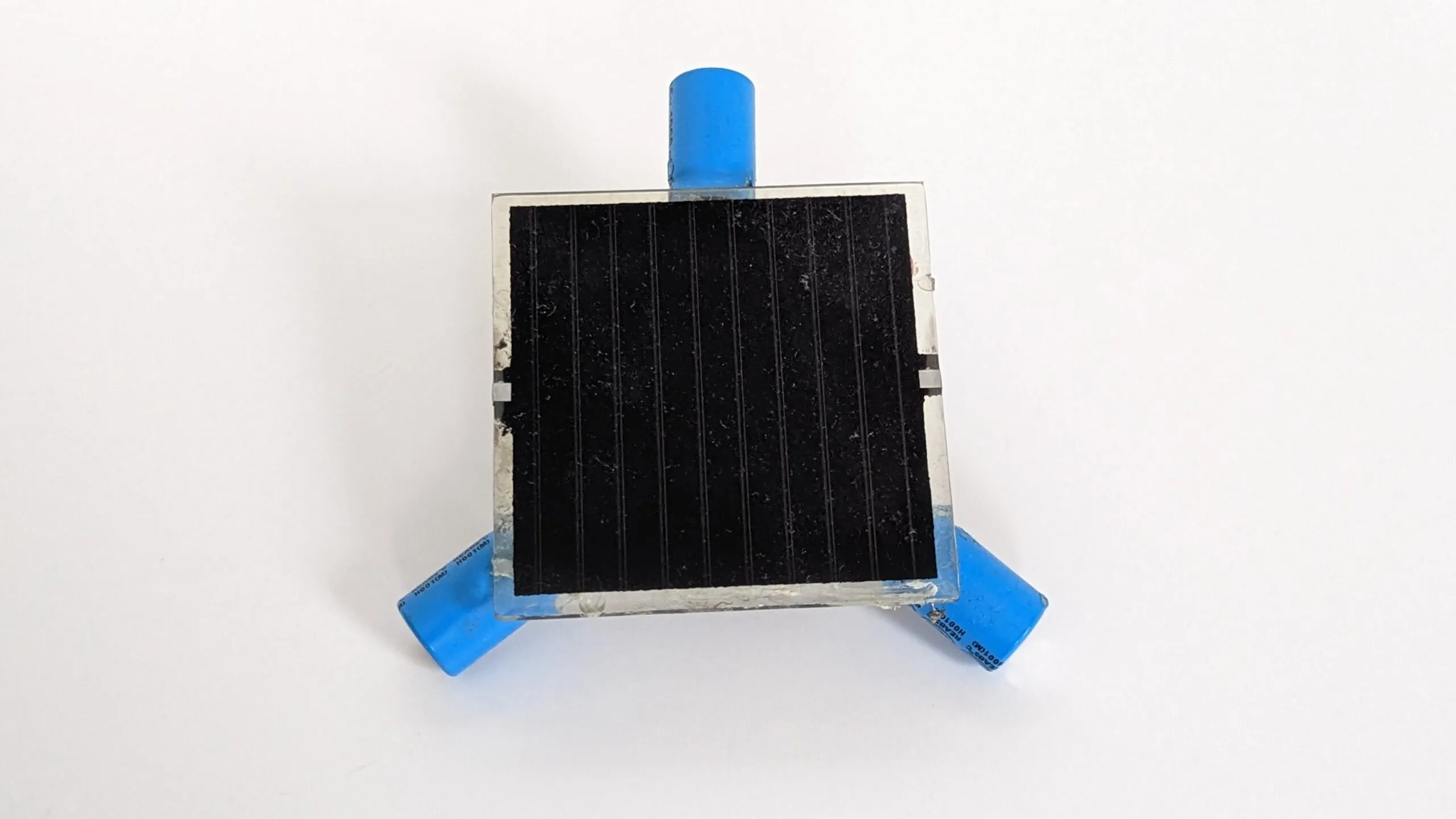 Second top-down angle of the Symet, capacitor feet visible at three corners of the cell