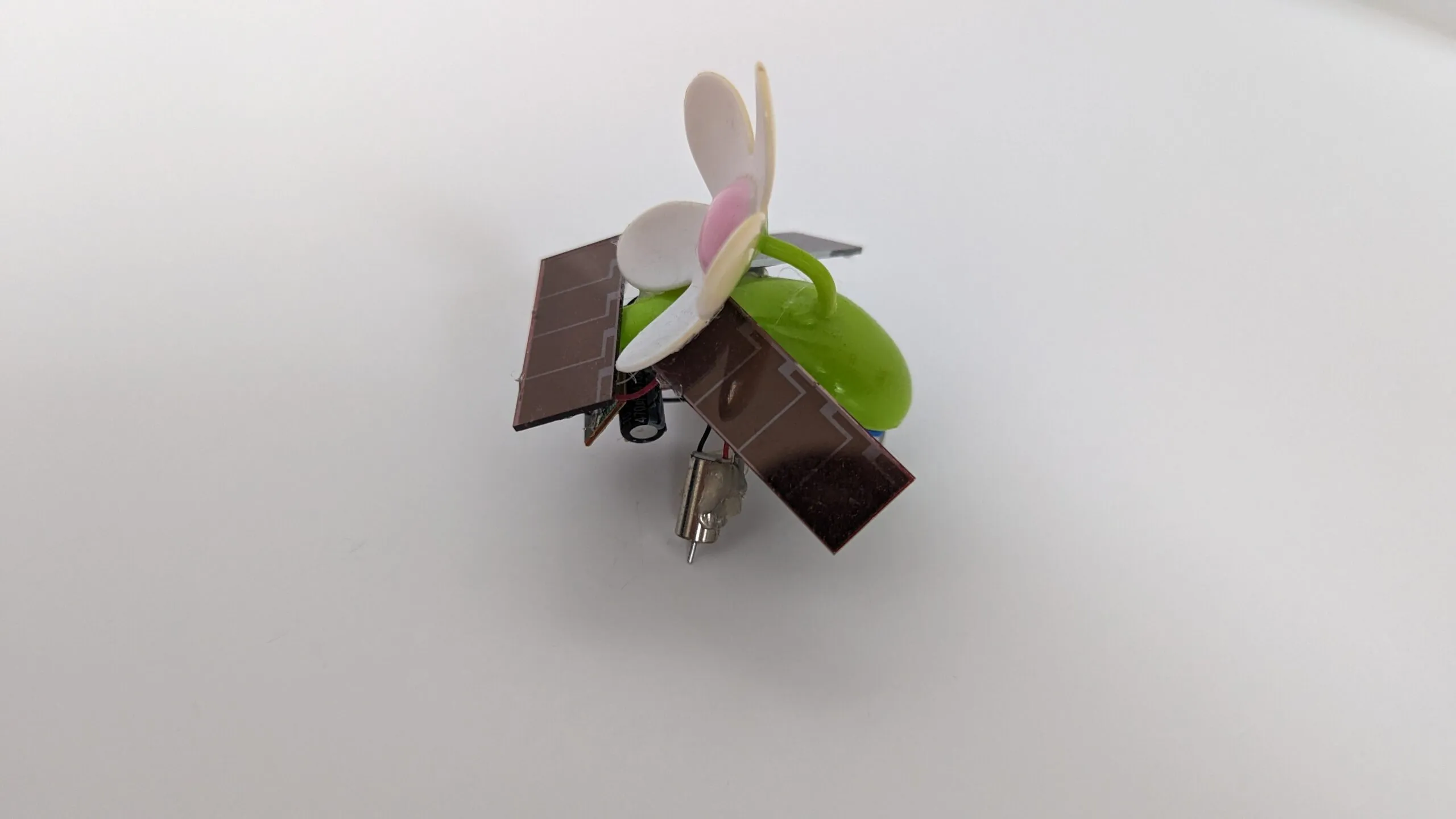 SymFlower v2 from above with the 470 uF capacitor tucked between the solar wings